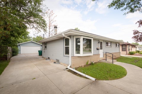 Photo of N89W15242 Cleveland Ave, Menomonee Falls, WI 53051 (MLS # 1985307)
