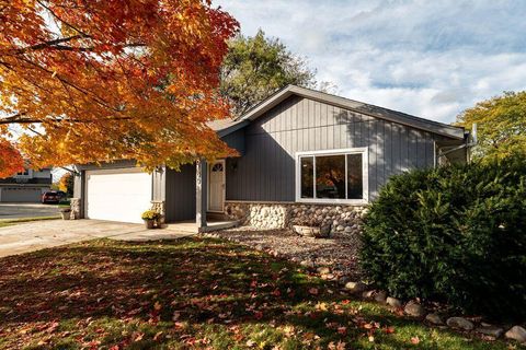 Photo of 8149 S White Oak Dr, Oak Creek, WI 53154 (MLS # 1941024)