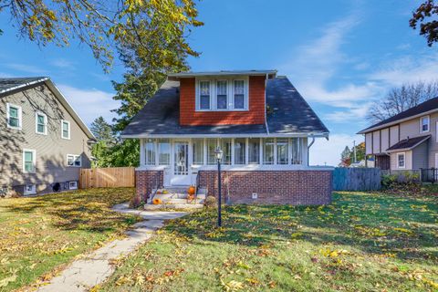 Photo of 917 N 6th St, Manitowoc, WI 54220 (MLS # 1945361)