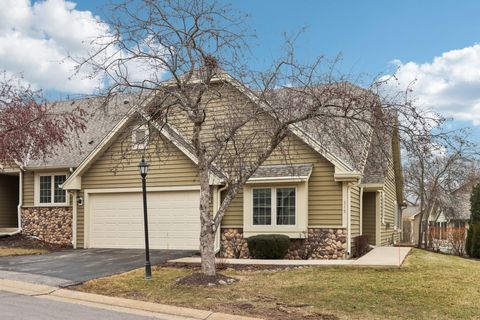 Photo of 319 Endfield Cir, Waukesha, WI 53186 (MLS # 1953134)