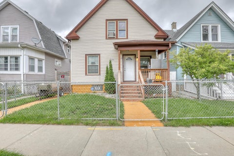 Photo of 1560 S 73rd St, West Allis, WI 53214 (MLS # 1986273)