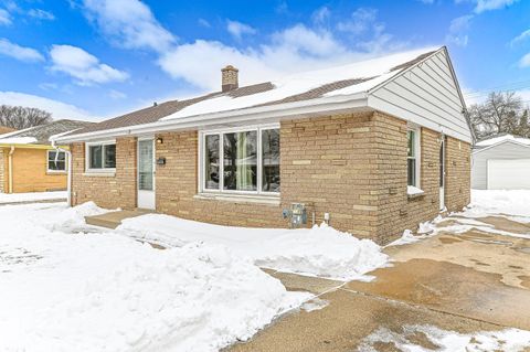 Photo of 7038 W Lakefield Dr, Milwaukee, WI 53219 (MLS # 1953688)