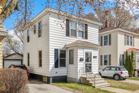 Photo of 907 Green Bay St, La Crosse, WI 54601 (MLS # 1957448)