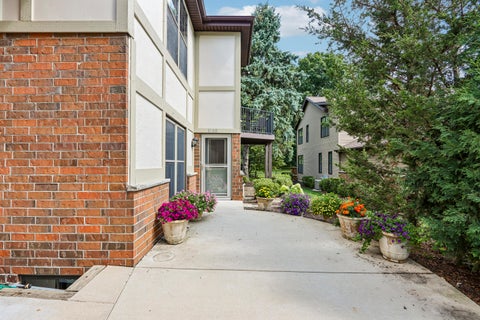 Photo of 8108 S Forest Hills Cir, Franklin, WI 53132 (MLS # 1974807)