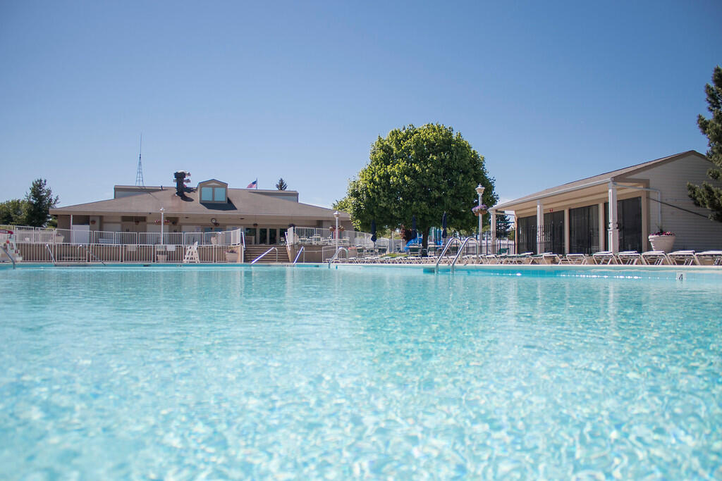 Geneva, Wisconsin 53147, United States, 3 Bedrooms Bedrooms, ,3 BathroomsBathrooms,Residential,Active,248118