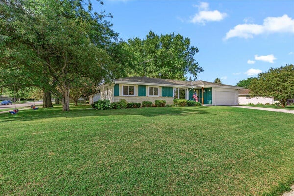 309 BRAATZ DR, KEWASKUM, WI 53040 - Image 36cf6f57b1f919fca74ce5409e151d3d/4205385661