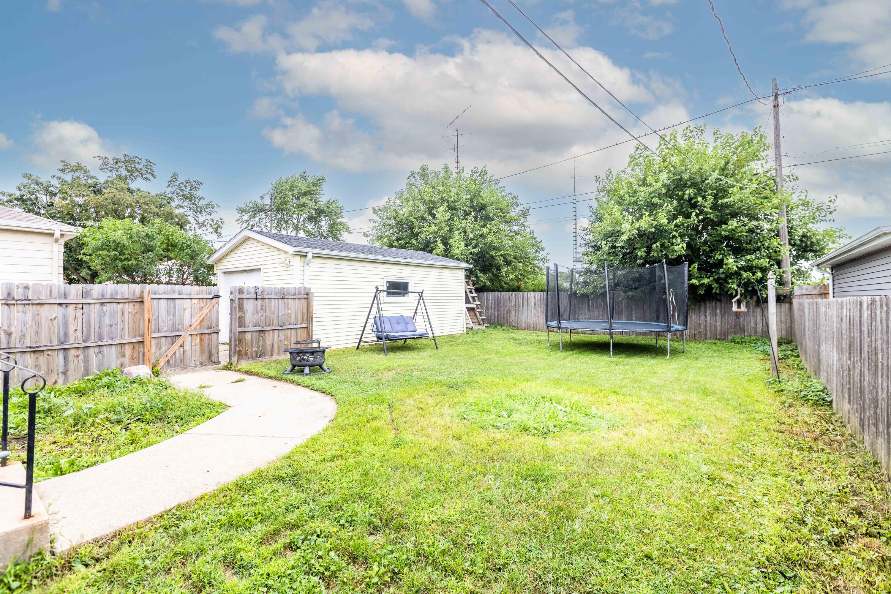 Kenosha, Wisconsin 53142, United States, 3 Bedrooms Bedrooms, ,1 BathroomBathrooms,Residential,Pending,194930