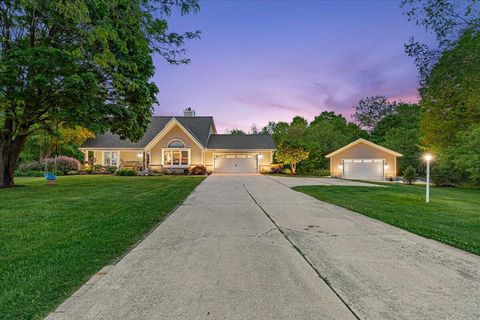 Photo of 1004 Winnebago Cir, Richfield, WI 53033 (MLS # 1963843)
