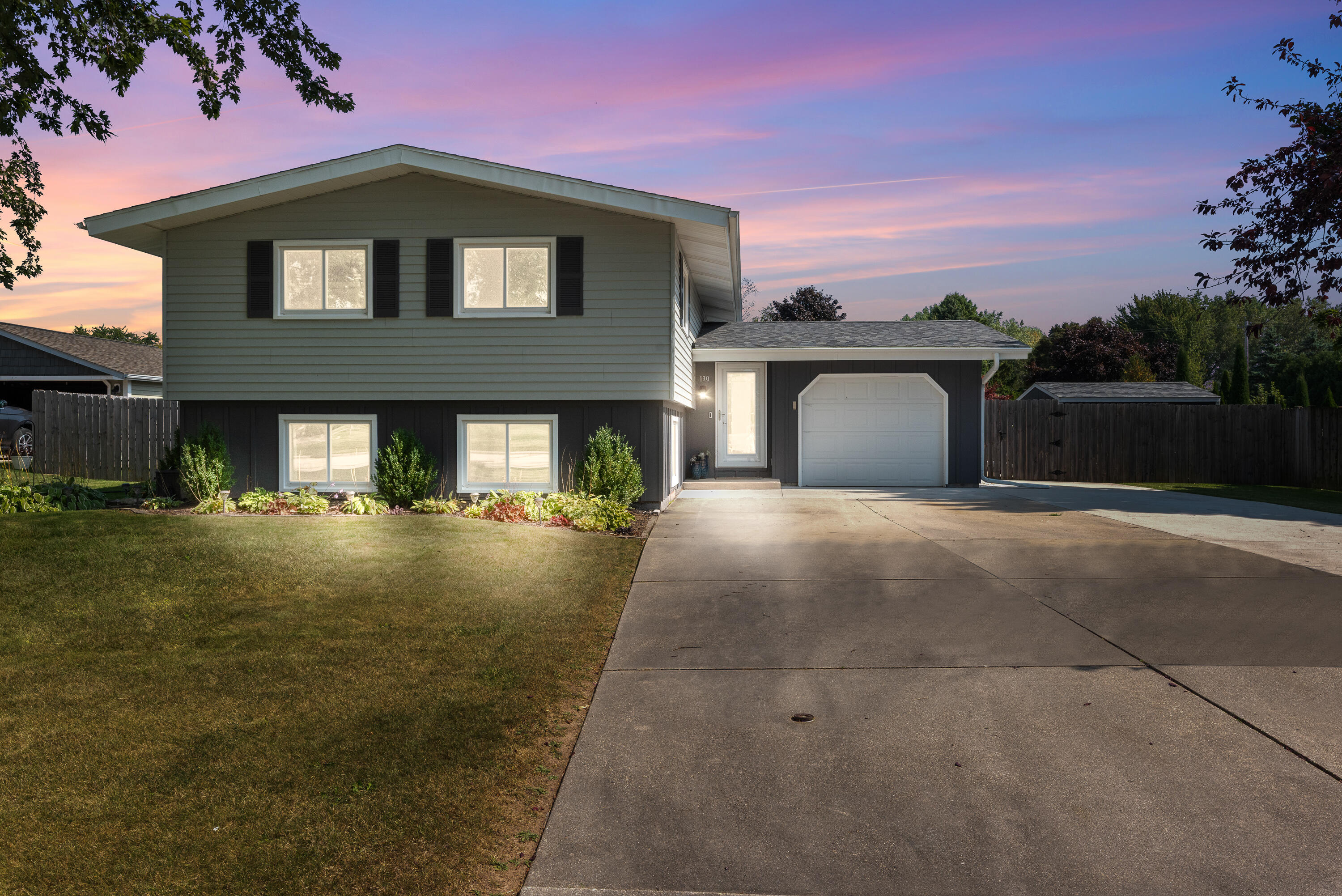 Belgium, Wisconsin 53004, United States, 4 Bedrooms Bedrooms, ,2 BathroomsBathrooms,Residential,Active,229954