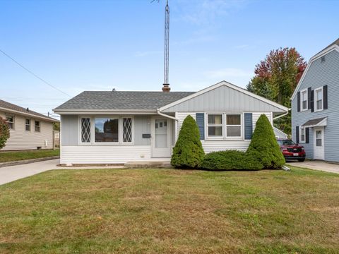 Photo of 814 Manitou St, Manitowoc, WI 54220 (MLS # 1939522)