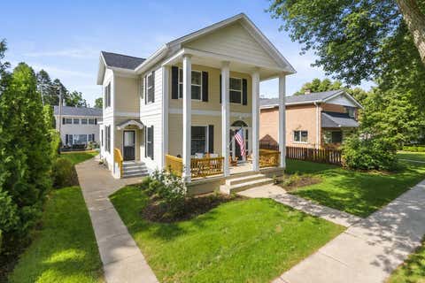 Photo of 816 Wisconsin St, Lake Geneva, WI 53147 (MLS # 1977417)