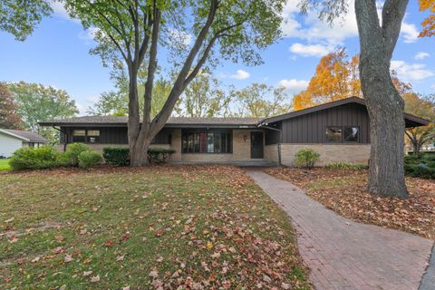 Photo of N55W15827 Lavender Lilac Ln, Menomonee Falls, WI 53051 (MLS # 1939073)