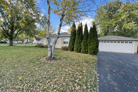 Photo of 1450 S 165th St, New Berlin, WI 53151 (MLS # 1945790)