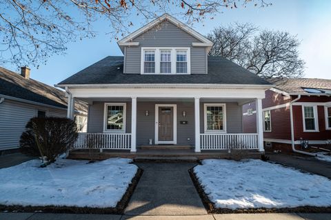 Photo of 817 Cleveland Ave, Racine, WI 53405 (MLS # 1950208)