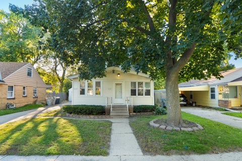 Photo of 5827 N 40 St, Milwaukee, WI 53209 (MLS # 1982421)