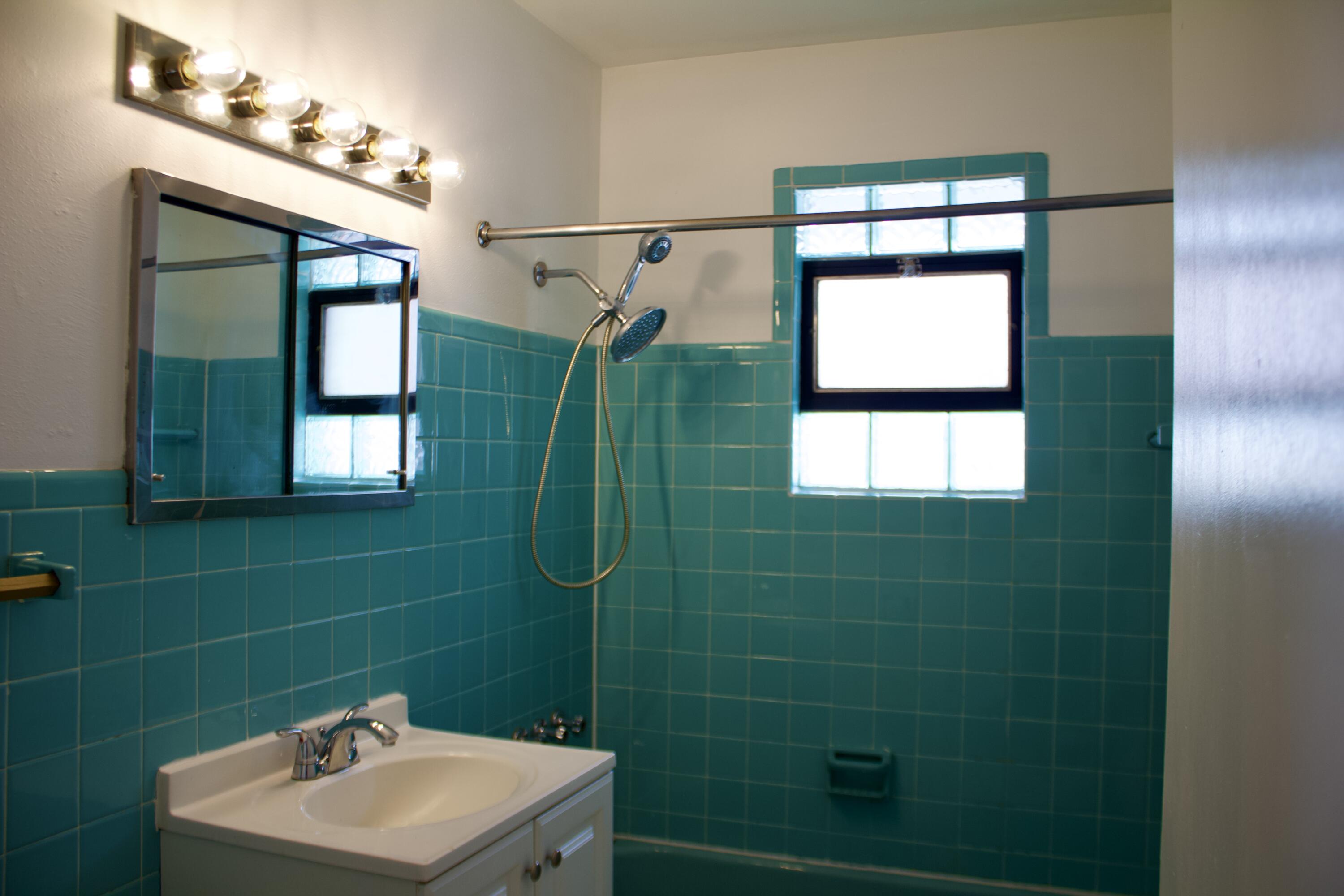 Milwaukee, Wisconsin 53225, United States, 2 Bedrooms Bedrooms, ,1 BathroomBathrooms,Residential,Active,3614