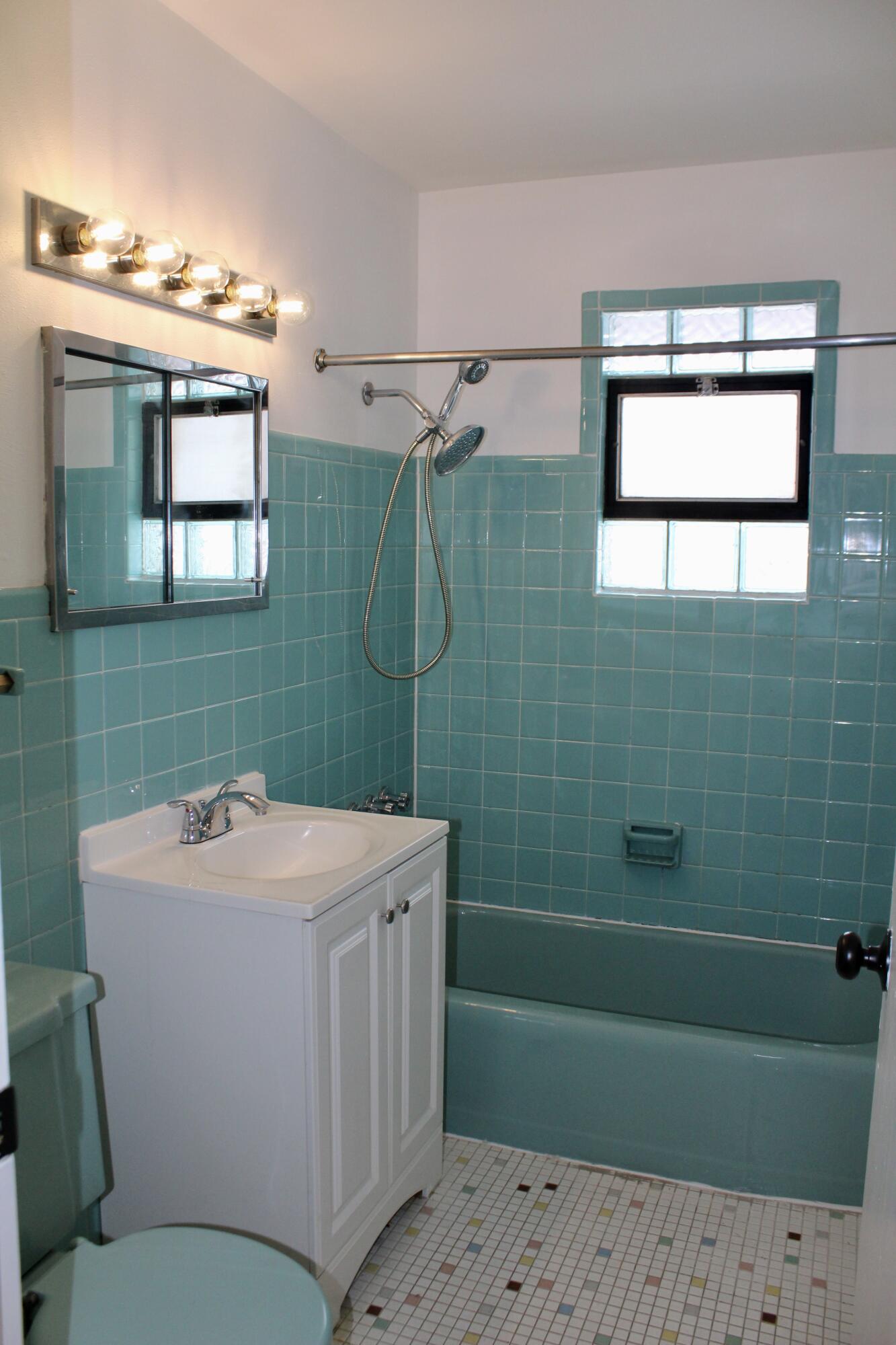 Milwaukee, Wisconsin 53225, United States, 2 Bedrooms Bedrooms, ,1 BathroomBathrooms,Residential,Active,3614