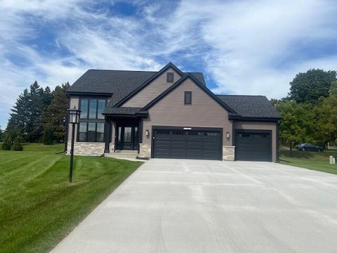 Photo of W251N2459 Valleyview Cir, Pewaukee, WI 53072 (MLS # 1982349)