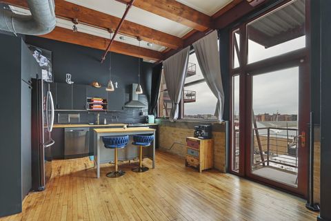 215 W Maple St, Milwaukee, WI 53204 - #: 1949041