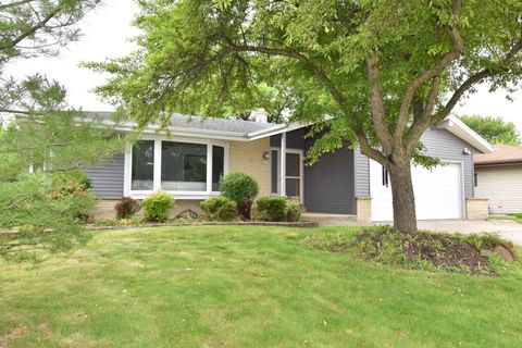 Photo of 2091 E Spruce Ct, Oak Creek, WI 53154 (MLS # 1929056)