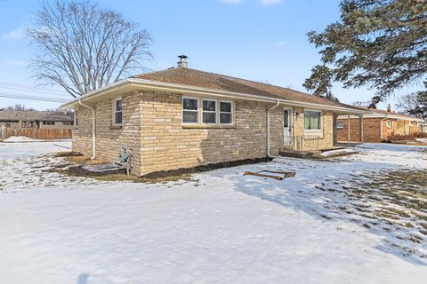 Photo of 3020 W Edgerton Ave, Greenfield, WI 53221 (MLS # 1949947)