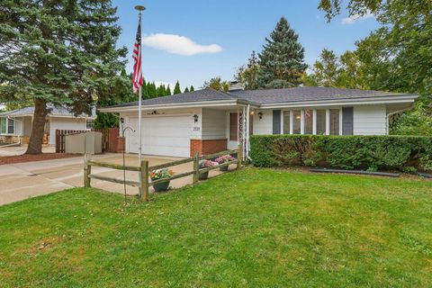 2139 E Leroy Ave, Saint Francis, WI 53235 - #: 1939570