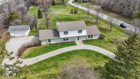 Photo of 812 W Glen Oaks Ln, Mequon, WI 53092 (MLS # 1967219)
