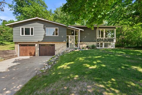 Photo of N89W17089 Highland Ct, Menomonee Falls, WI 53051 (MLS # 1964773)