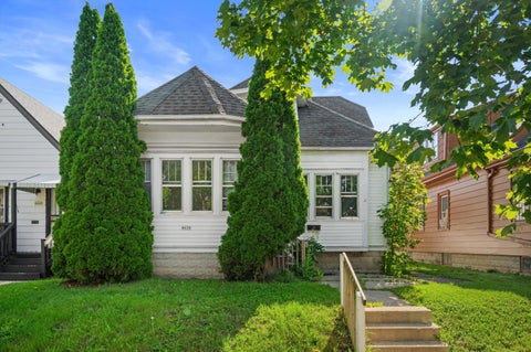Photo of 4656 N 40th St, Milwaukee, WI 53209 (MLS # 1977912)