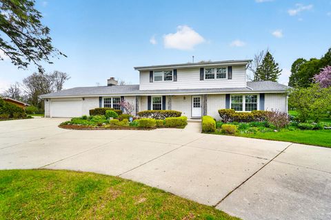 Photo of 1634 W River Oaks Ln, Mequon, WI 53092 (MLS # 1960909)