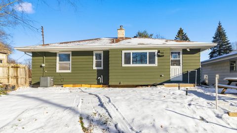 Photo of 6417 N Green Bay Ave, Glendale, WI 53209 (MLS # 1946226)