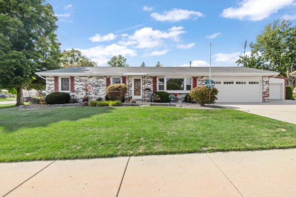 1125 WESTERN AVE, KEWASKUM, WI 53040 - Image 3b2bc535b7204134241ddf69e5bc2c42/1015995555