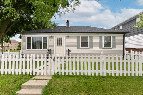 Photo of 1580 W Howard Ave, Milwaukee, WI 53221 (MLS # 1944113)