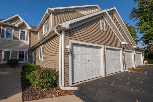 772 BRIDLEWOOD DR, HARTFORD, WI 53027 - Image 3ba8fff2b4e075711873e7aa332b2171/630159768