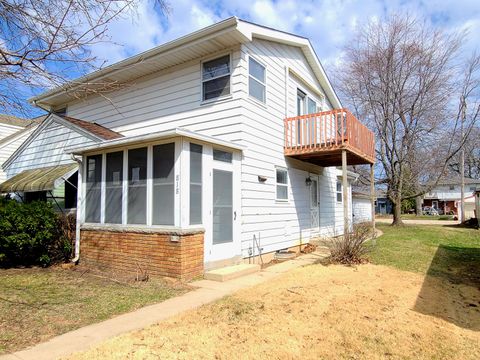 Photo of 818 S 116th St, West Allis, WI 53214 (MLS # 1956170)