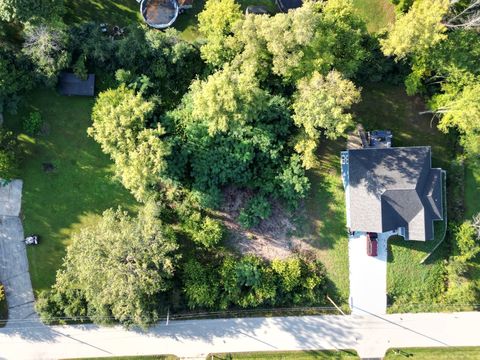 Photo of N69W13211 Harding Dr, Menomonee Falls, WI 53051 (MLS # 1937322)