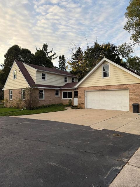 Photo of W142N6966 Oakwood Dr, Waukesha, WI 53051 (MLS # 1940320) Photo of W142N6966 Oakwood Dr, Waukesha, WI 53051 (MLS # 1940320)