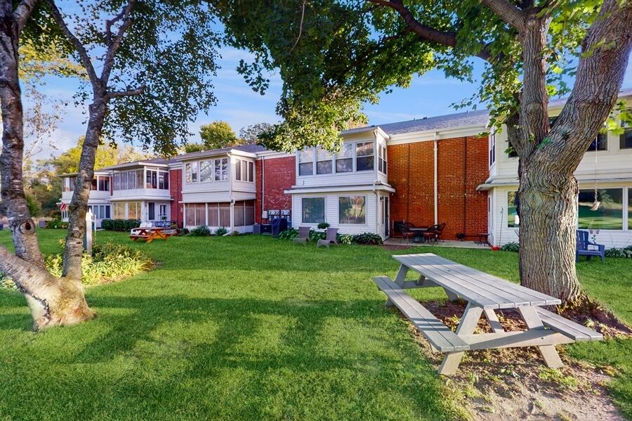 Fontana, Wisconsin 53125, United States, 2 Bedrooms Bedrooms, ,2 BathroomsBathrooms,Residential,Active,91494