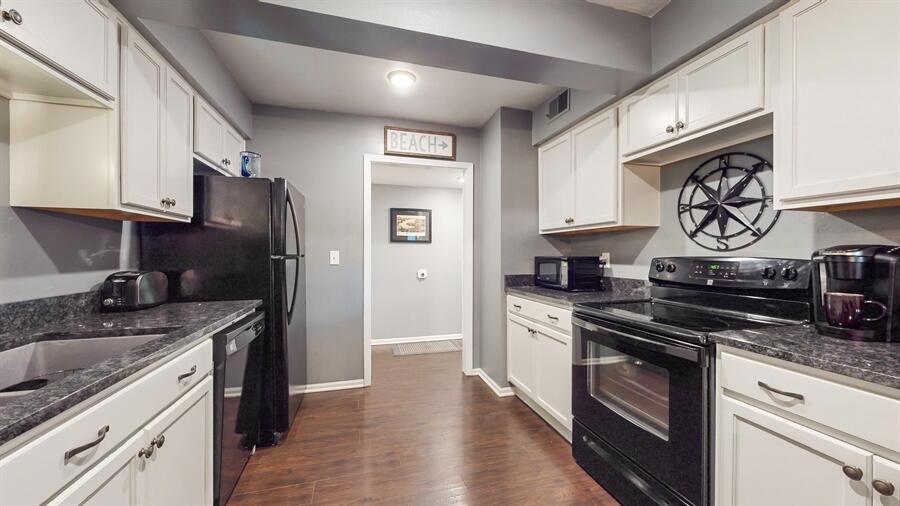 Fontana, Wisconsin 53125, United States, 2 Bedrooms Bedrooms, ,2 BathroomsBathrooms,Residential,Active,91494