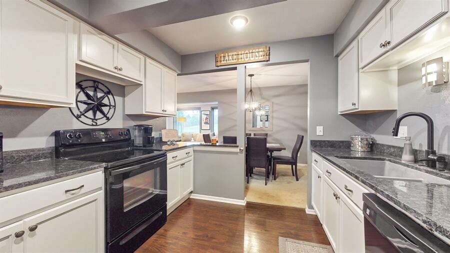 Fontana, Wisconsin 53125, United States, 2 Bedrooms Bedrooms, ,2 BathroomsBathrooms,Residential,Active,91494