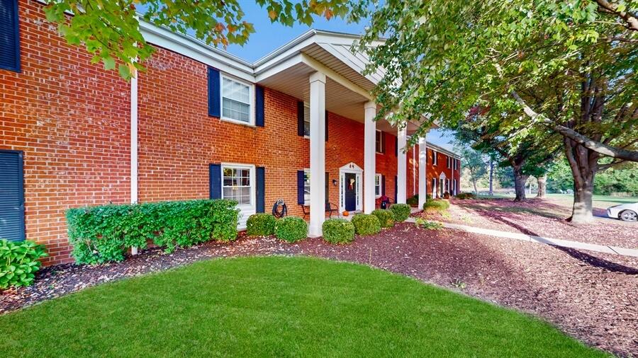 Fontana, Wisconsin 53125, United States, 2 Bedrooms Bedrooms, ,2 BathroomsBathrooms,Residential,Active,91494