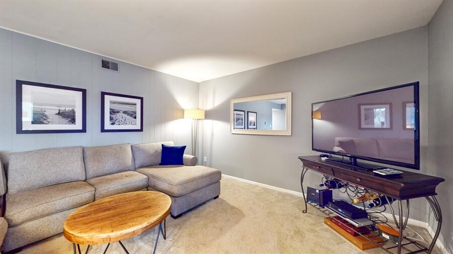 Fontana, Wisconsin 53125, United States, 2 Bedrooms Bedrooms, ,2 BathroomsBathrooms,Residential,Active,91494