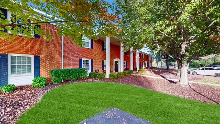 Fontana, Wisconsin 53125, United States, 2 Bedrooms Bedrooms, ,2 BathroomsBathrooms,Residential,Active,91494