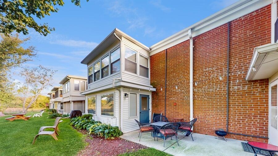 Fontana, Wisconsin 53125, United States, 2 Bedrooms Bedrooms, ,2 BathroomsBathrooms,Residential,Active,91494