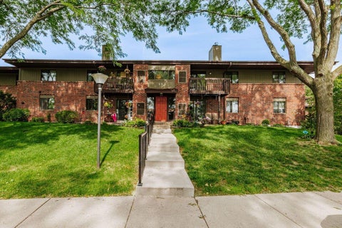 Photo of 374 Park Hill Dr, Pewaukee, WI 53072 (MLS # 1972177)