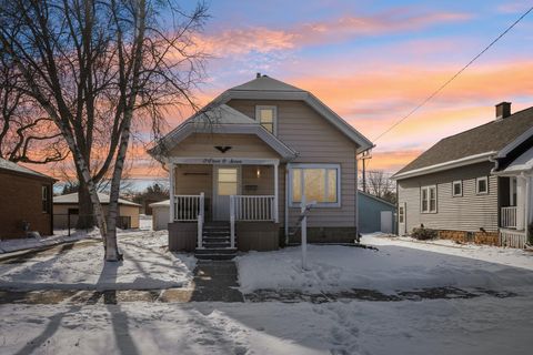 Photo of 1507 Marquette Ave, South Milwaukee, WI 53172 (MLS # 1948173)