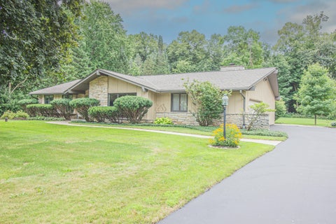 Photo of 7343 Glencoe Dr, Cedarburg, WI 53012 (MLS # 1976159)