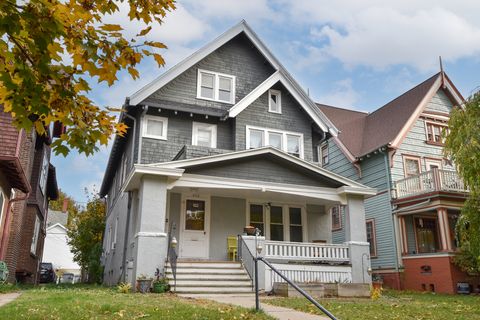 Photo of 2928 N Farwell Ave, Milwaukee, WI 53211 (MLS # 1942283)