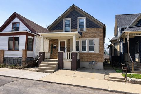 Photo of 1425 N 24th Pl, Milwaukee, WI 53205 (MLS # 1957883)