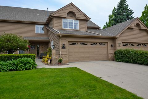 Photo of 8505 S Country Club Dr, Franklin, WI 53132 (MLS # 1920735)
